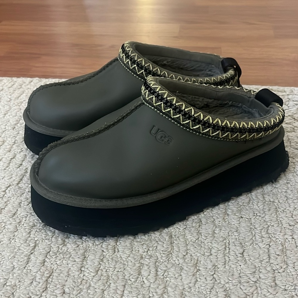 UGGS womens tazz platform